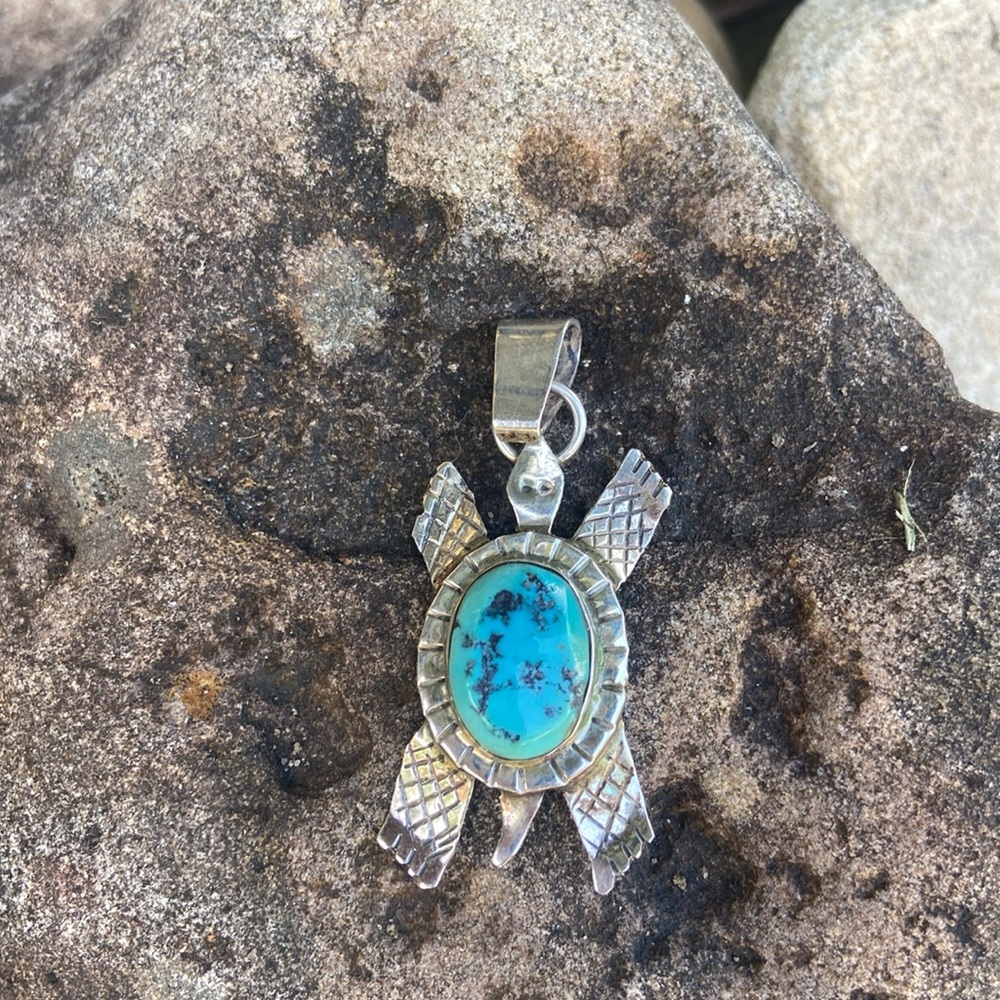 Sterling Native American  turquoise turtle  pendant